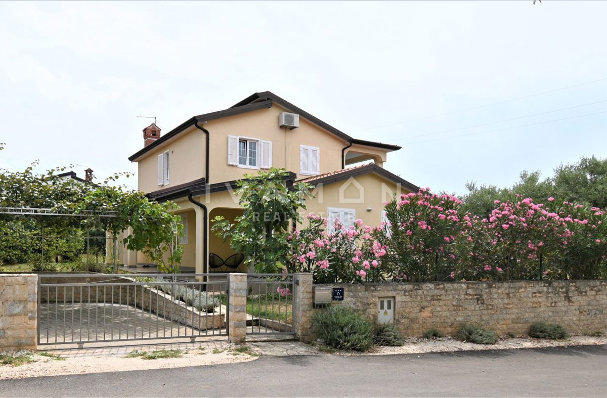 Lepa samostojna hiša z bazenom in razgledom