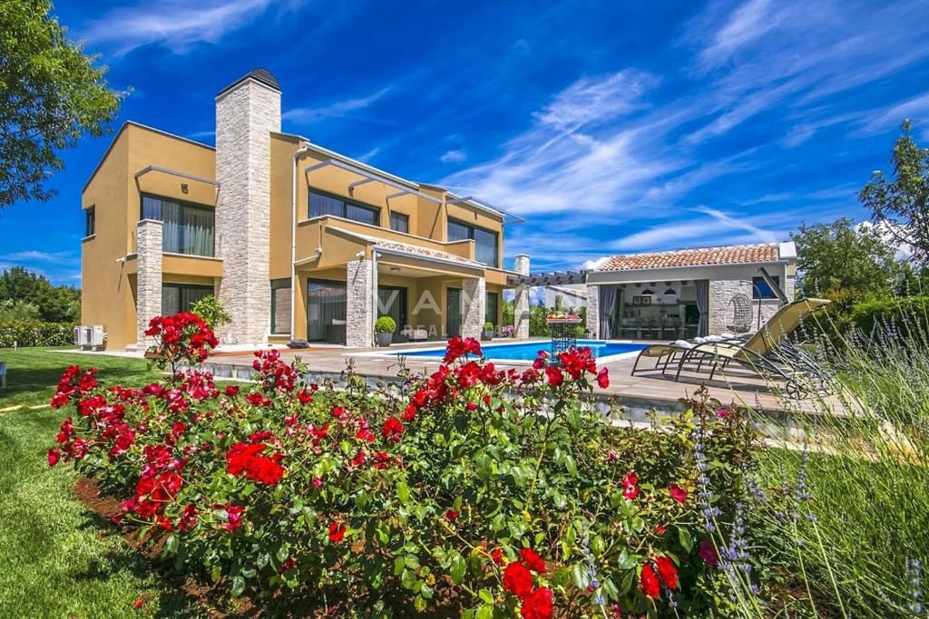 Opremljena vila s petimi spalnicami v bližini Poreča