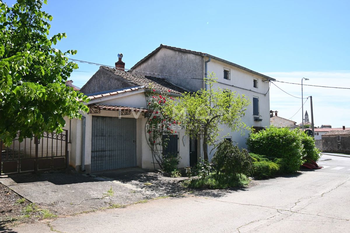 Samostojna hiša z dvoriščem v centru Višnjana