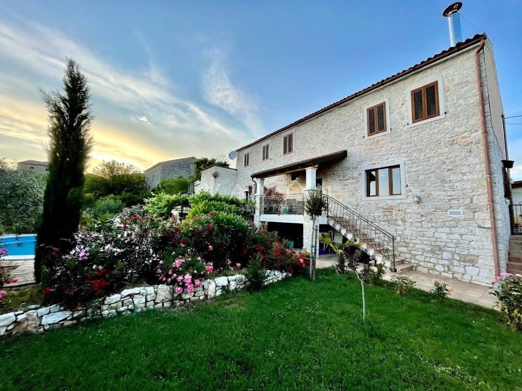Steinhaus mit Pool und Aussicht