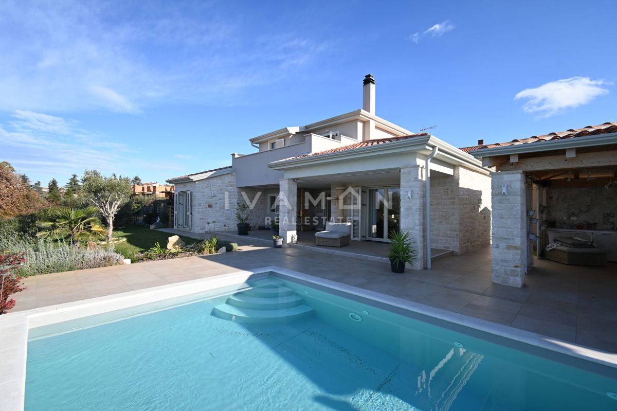 Samostojna vila s pogledom na morje in bazenom