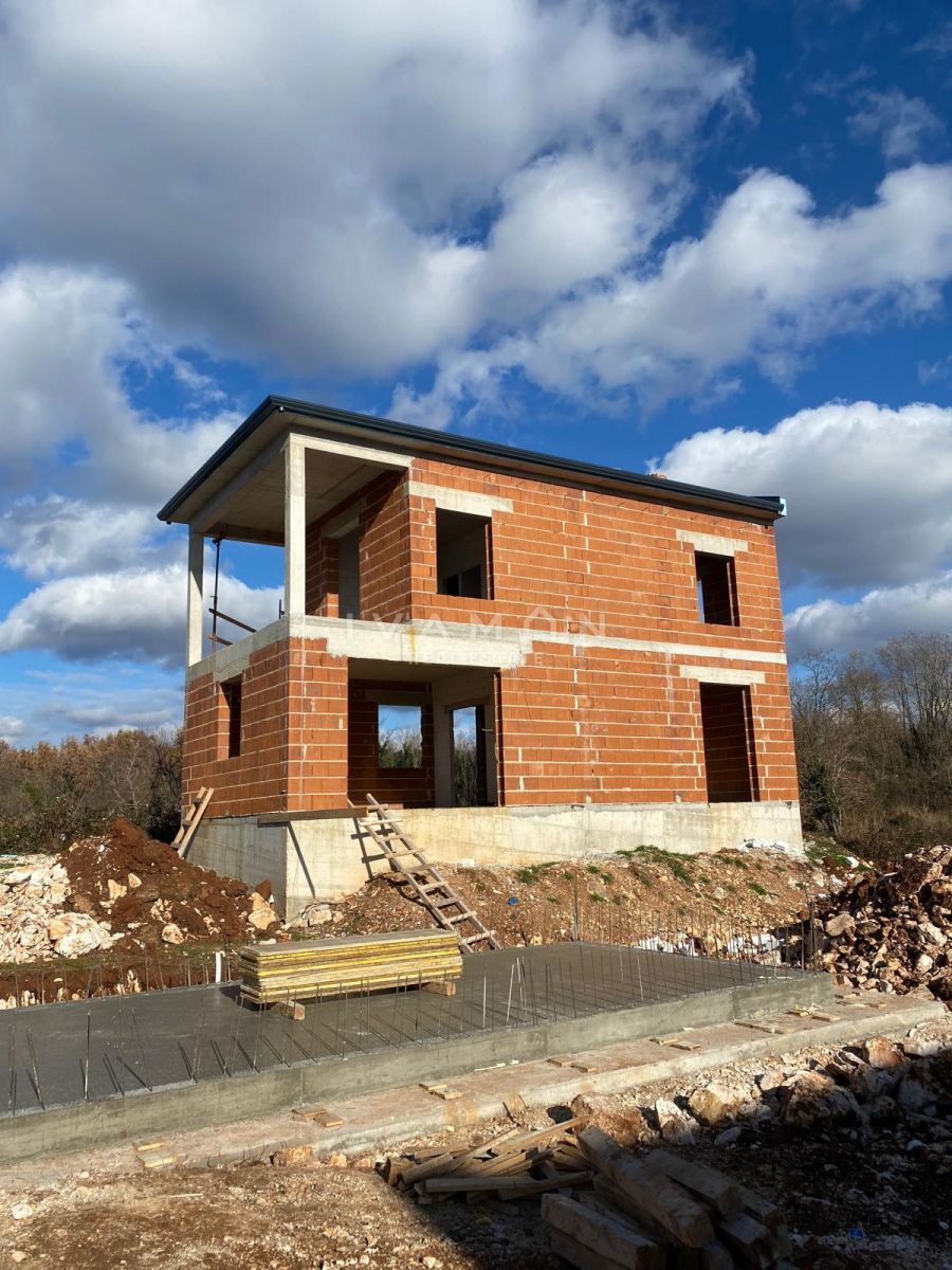 ROH BAU: Samostojna hiša s bazenom