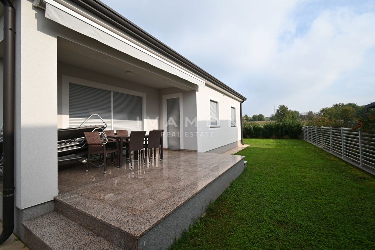 Enonadstropna hiša s tremi spalnicami in bazenom, 2,5 km od plaže