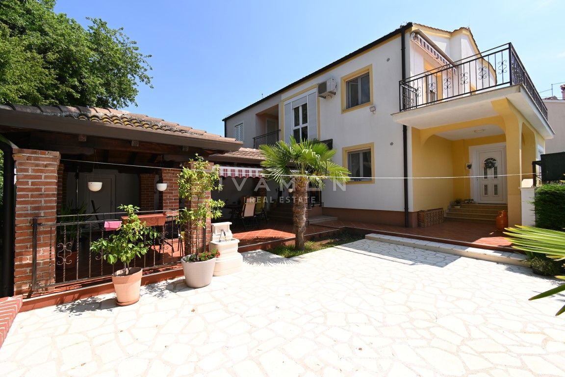 Hiša z dvema apartmajema 3 km od centra Poreča