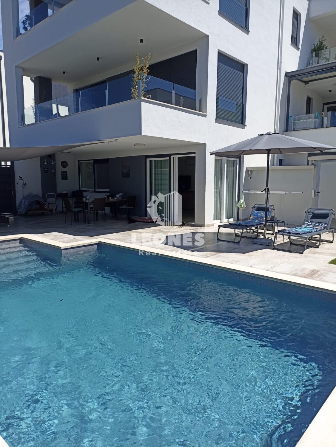 Stanovanje z ogrevanim bazenom na odlični lokaciji v Novigradu