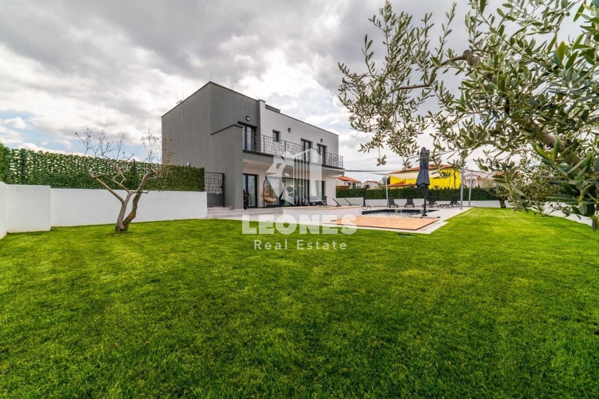 Novoizgrađena moderna vila u okolici Poreča