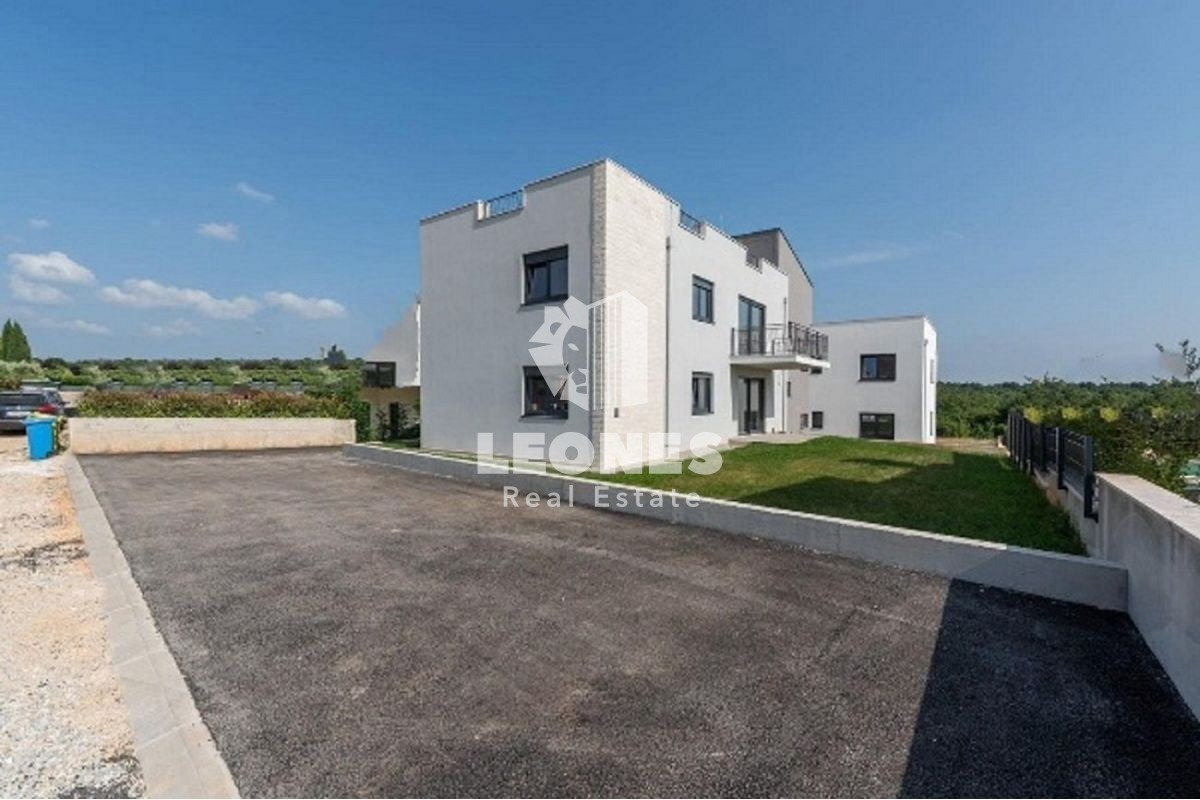 Spacious apartment with a roof terrace near Poreč