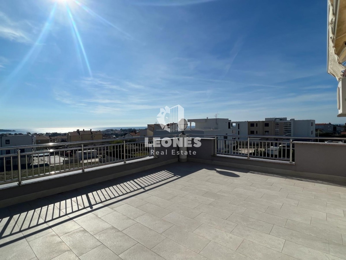 Penthouse s predivnim pogledom na more na atraktivnoj lokaciji u Novigradu
