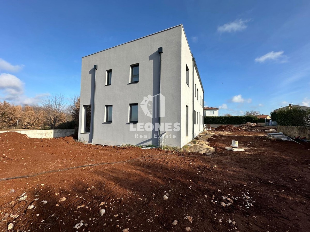 Duplex apartment with separate entrance and courtyard near Poreč