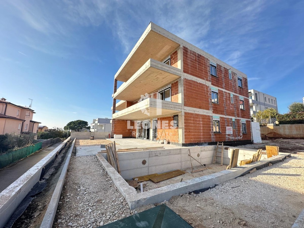 Prostrani stan s bazenom i tri spavaće sobe u iznimnoj lokaciji u Novigradu