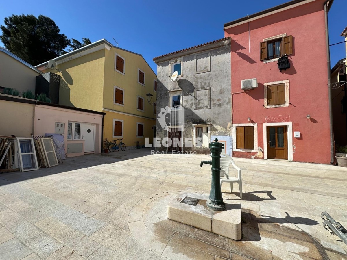 Dva stana sa zasebnim ulazom u centru Novigradske jezgre udaljeni samo 100metara od mora u Novigradu