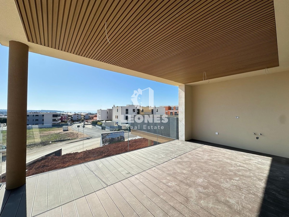 Luksuzan stan na prvom katu s predivnim pogledom na more u novogradnji s dizalom u Novigradu