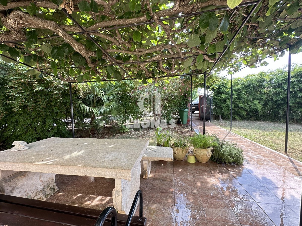 Renovirani stan s velikim vrtom na samo 30 metara od mora u centru Novigrada