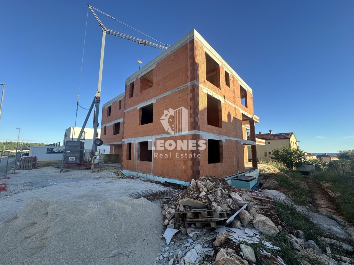 Fantastičan stan s pogledom na more i dizalom u Novigradu