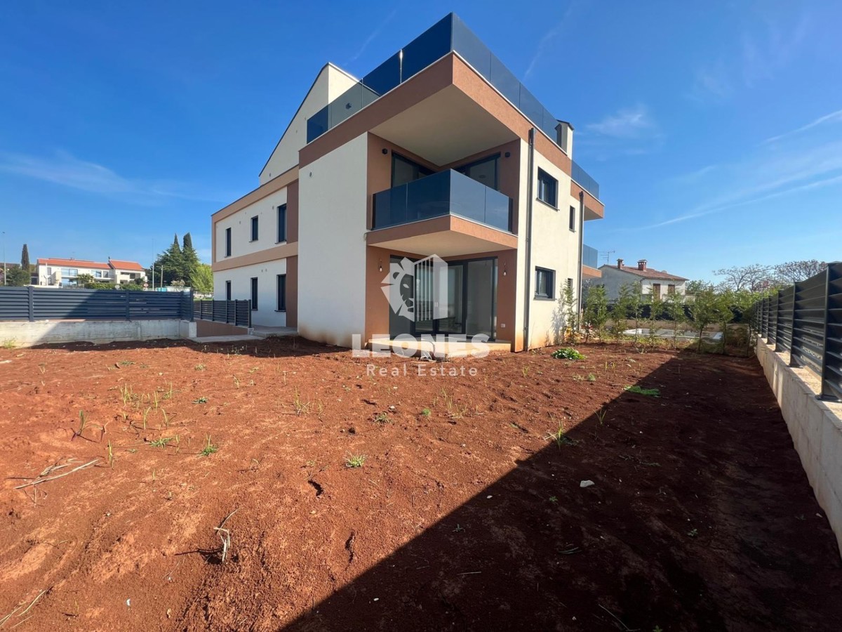 Ground floor apartment with garden and sea view in Poreč