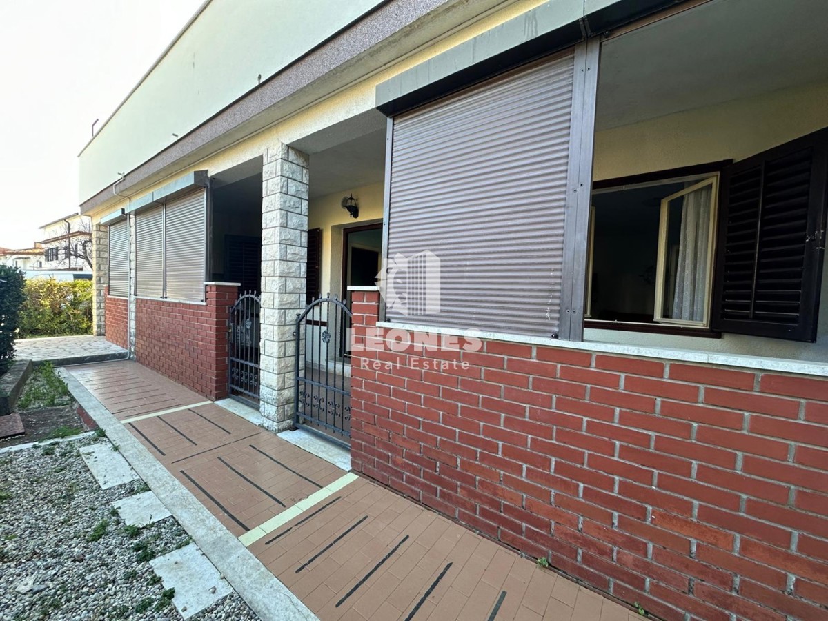 Stan za renovaciju na samo 150 metara od mora u centru Novigrada