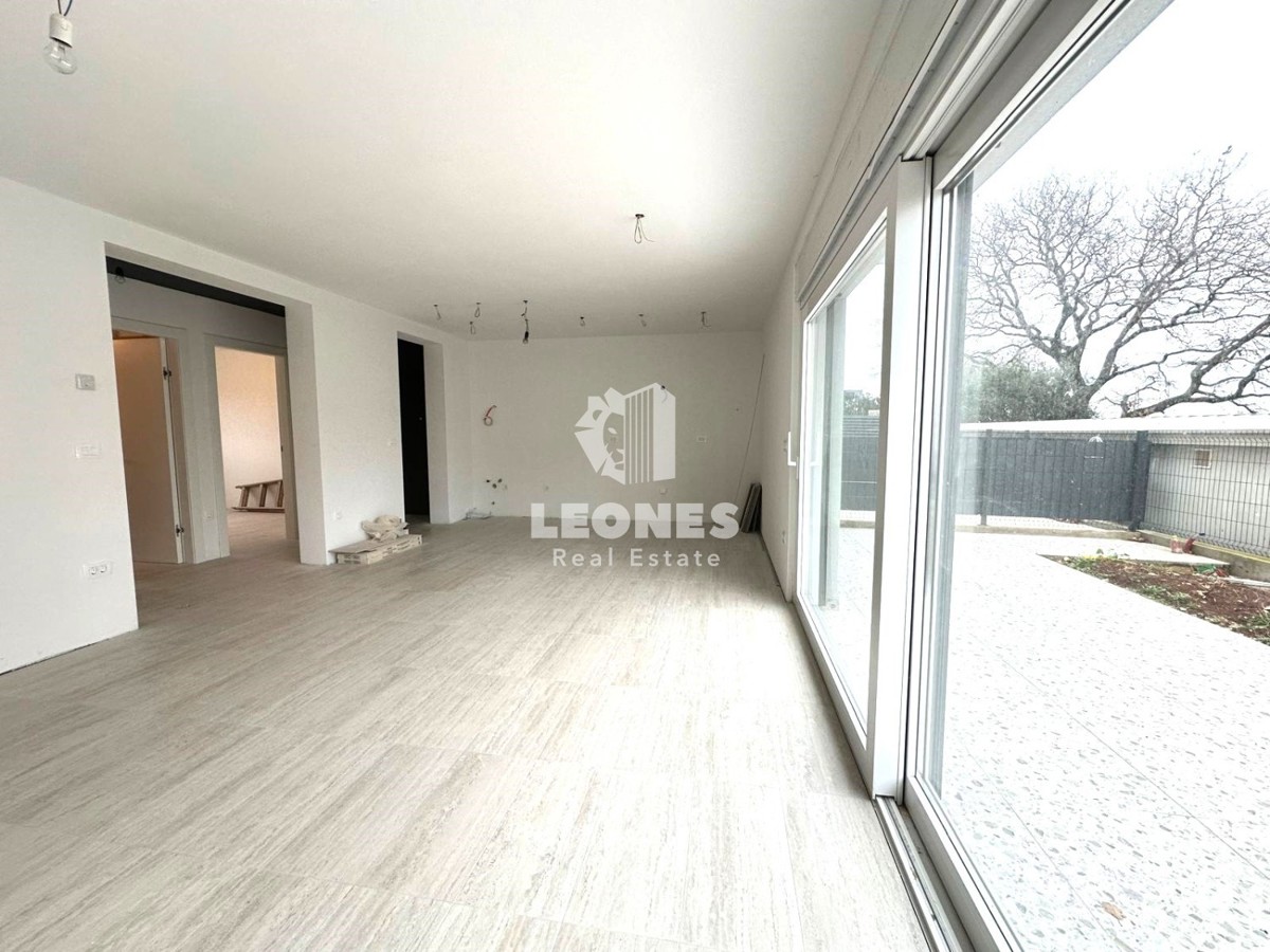 Stan u novogradnji s dvorištem u Novigradu