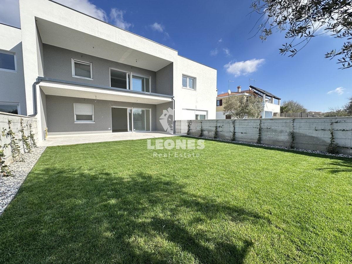 Stanovanje v pritličju z lepo urejenim dvoriščem na robu gradbene cone v Novigradu