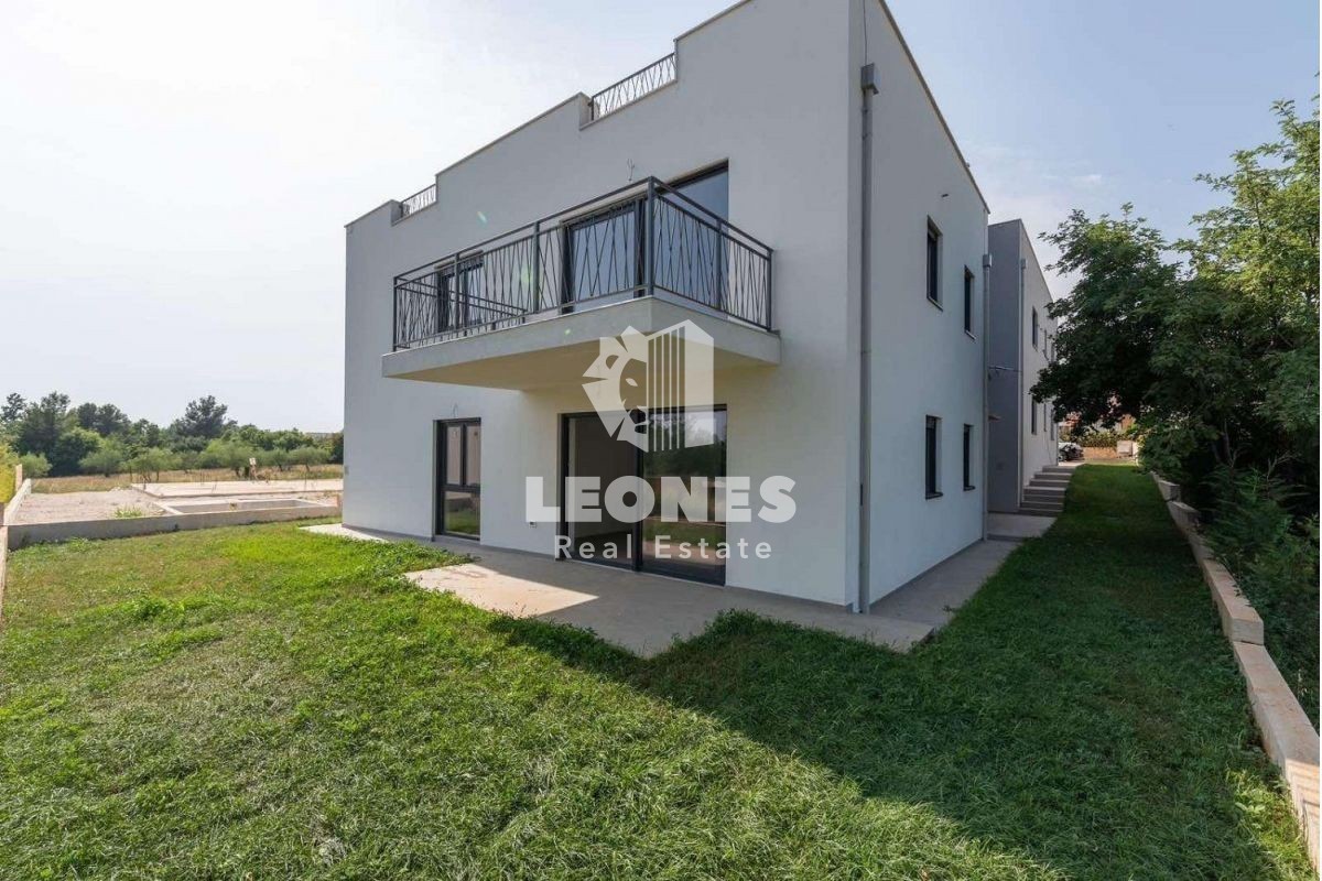 Spacious apartment on the ground floor with a garden near Poreč