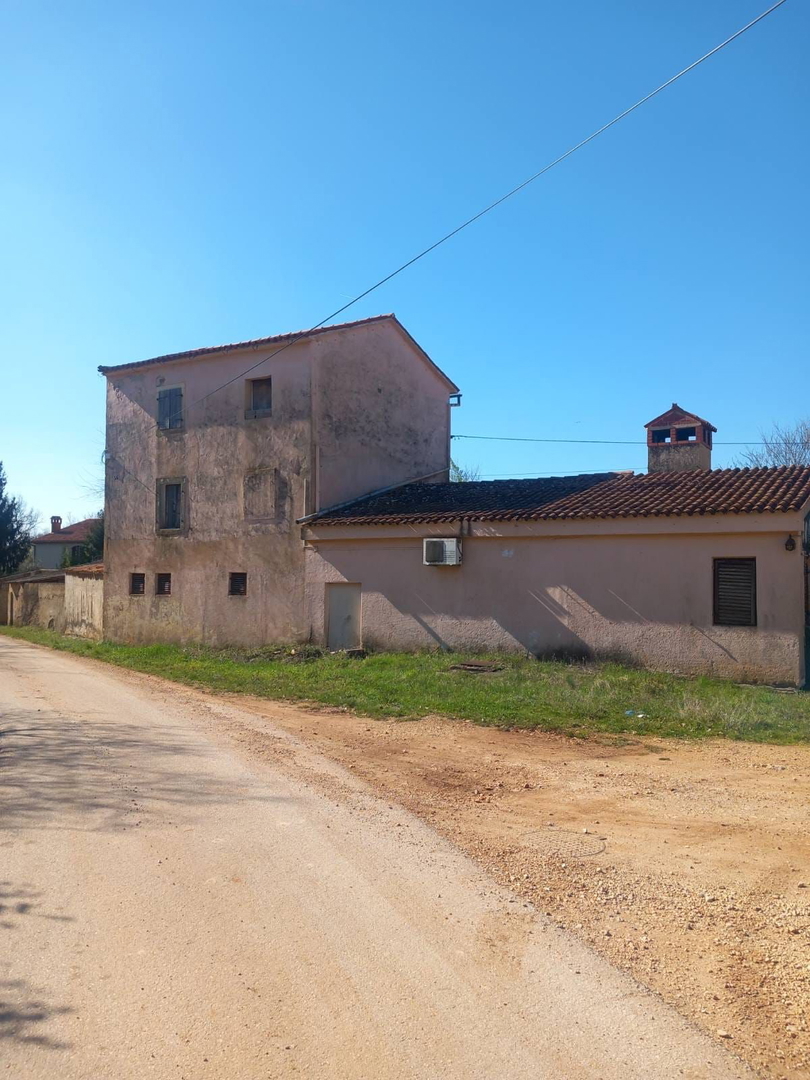 Atraktivna investicijska prilika u okolici Poreča! Kuća i gospodarski objekt