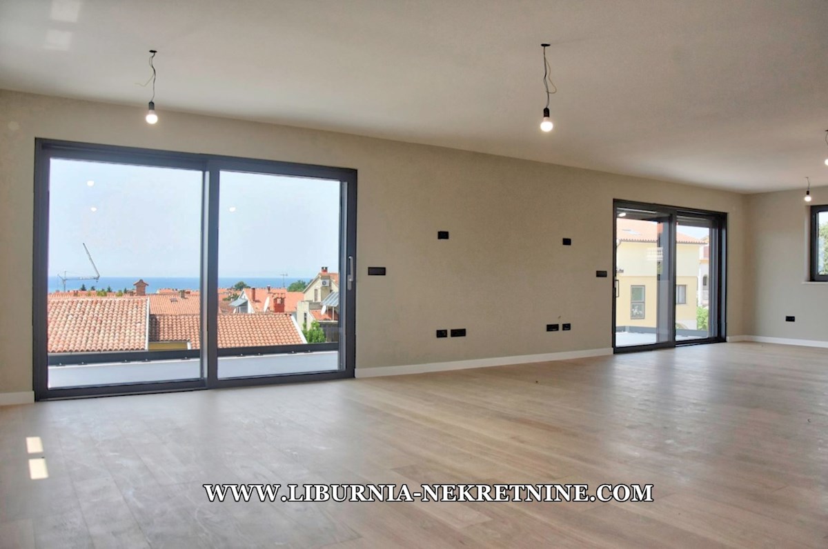 Istra, Poreč. Ekskluzivan penthouse sa krovnom terasom, garažom, dizalo, otvoren pogled na more, 500 metara od mora.