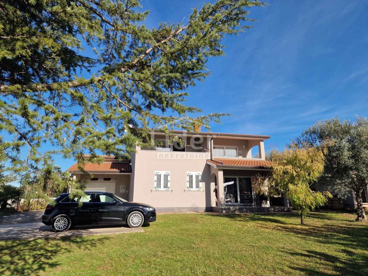 House with a large garden 3km from Porec!