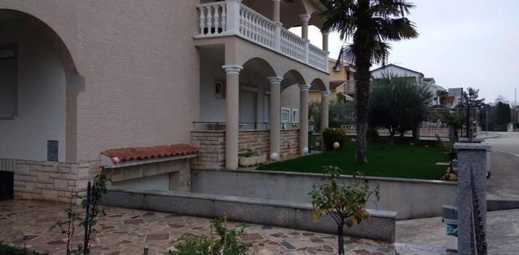 Poreč, 228m2, Haus mit 5 Wohnungen