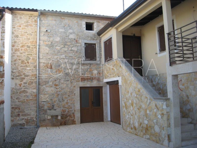 ISTARSKA KAMENA KUĆA SA 25.800 m2 ZEMLJIŠTA.