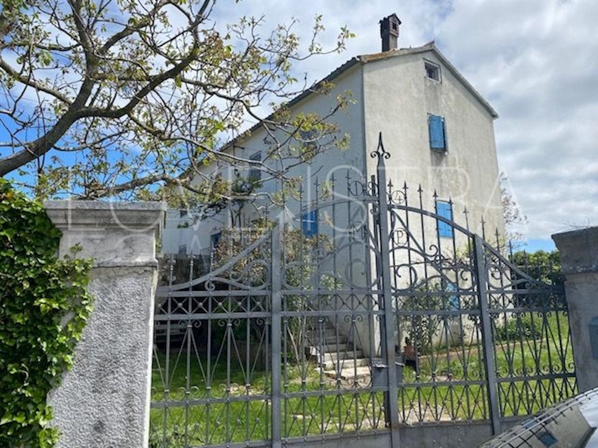 ISTARSKO IMANJE SA POGLEDOM NA MORE!!!