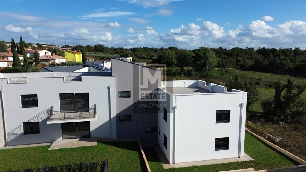 Poreč, okolica, trosoban stan sa krovnom terasom!