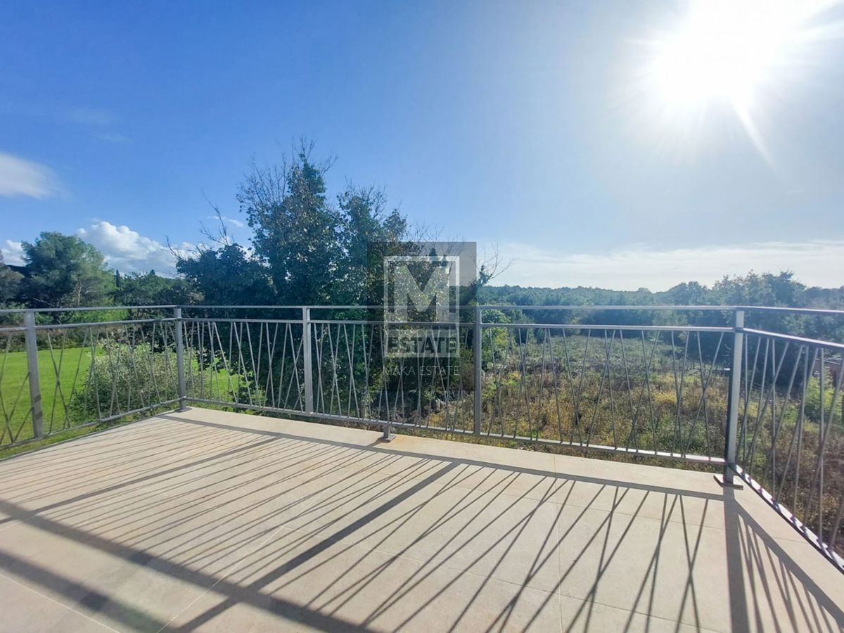 Poreč, okolica, trosoban stan na prvom katu!