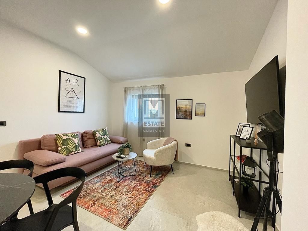 Poreč, surroundings, apartment on the second floor with a sea view.