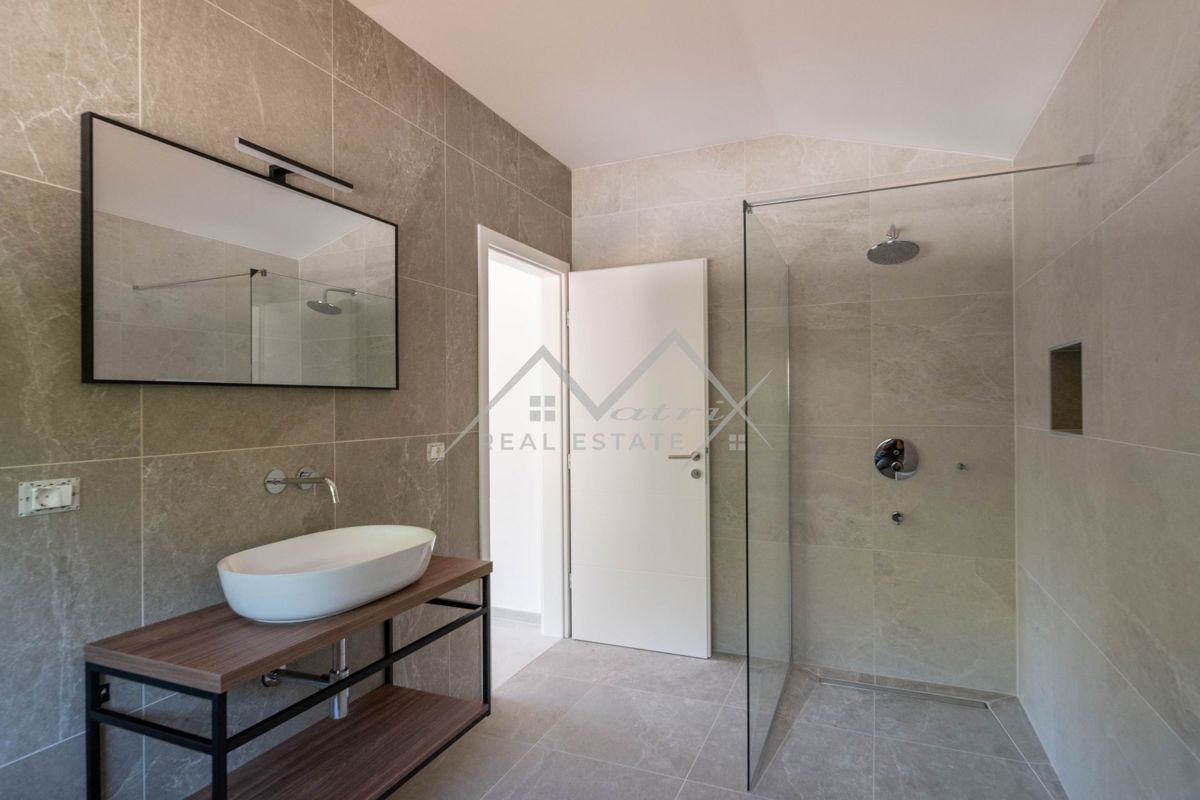  Poreč okolica, šarmantna kuća sa bazenom 