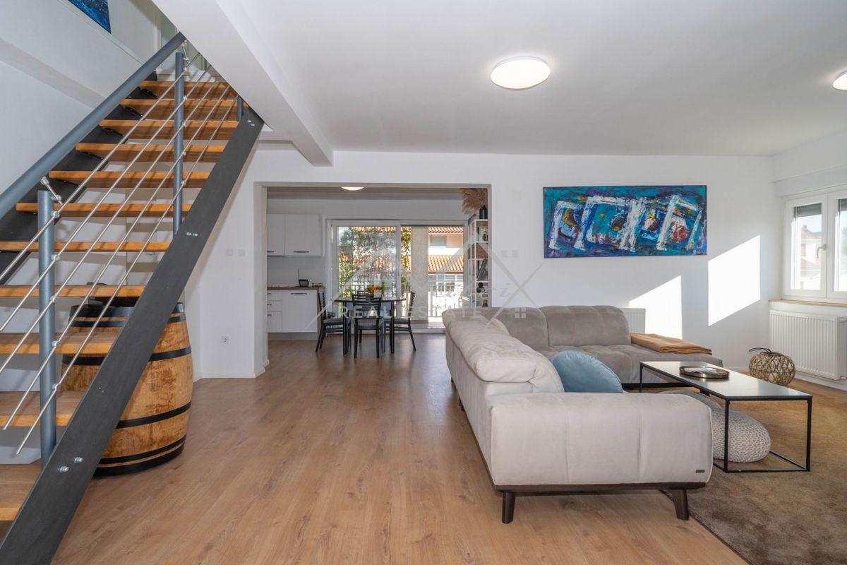 Poreč, novouređeni stan sa tri spavaće sobe