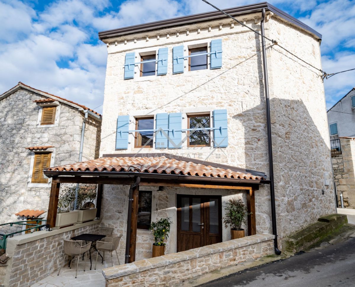 Poreč, okolica, lijepa istarska kuća u autohtonom okruženju