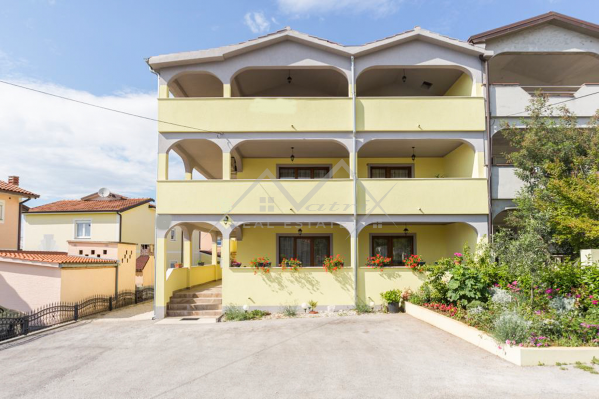 Poreč okolica, velika apartmanska kuća sa pogledom na more