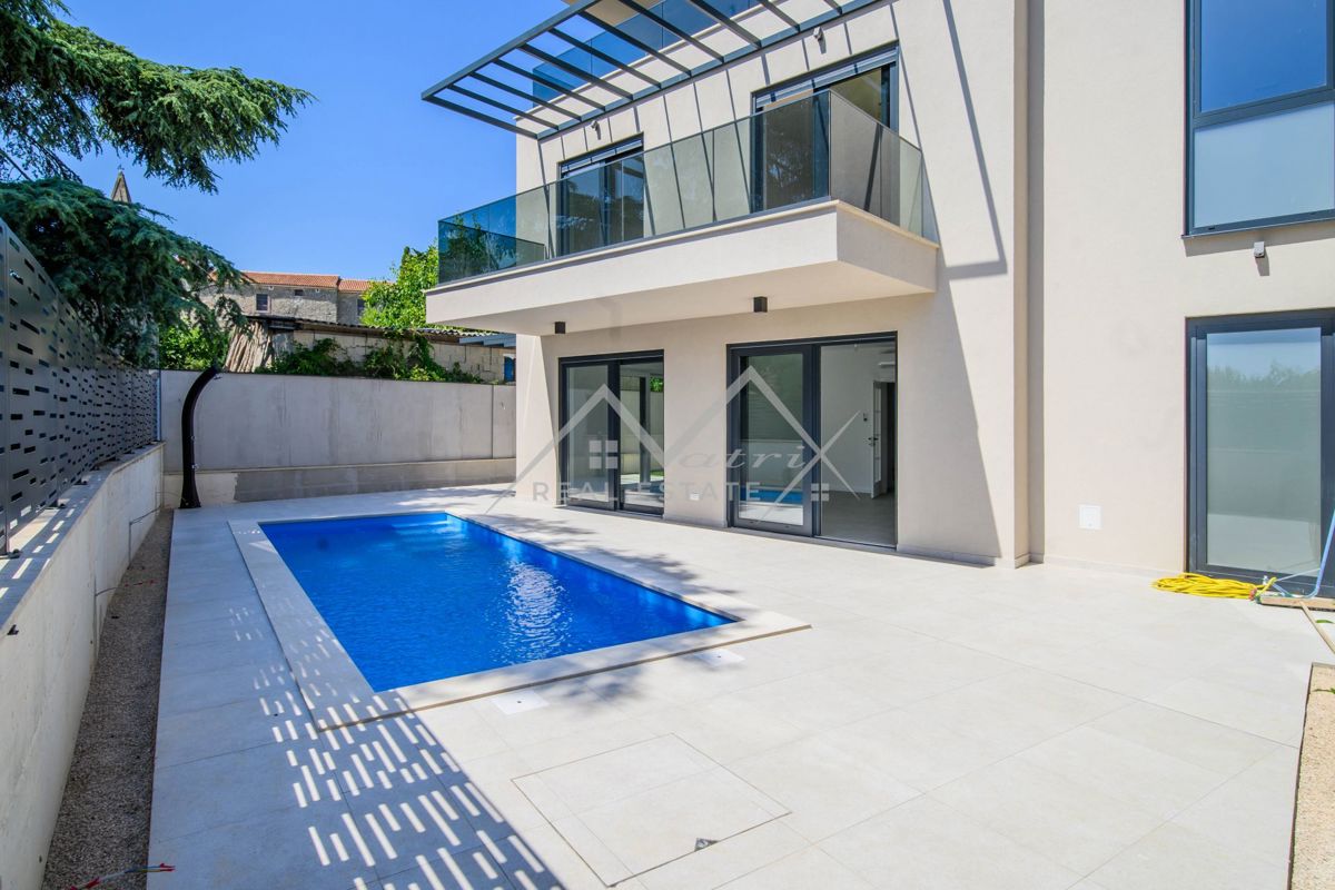 Poreč okolica, moderan stan s bazenom ! Novogradnja!