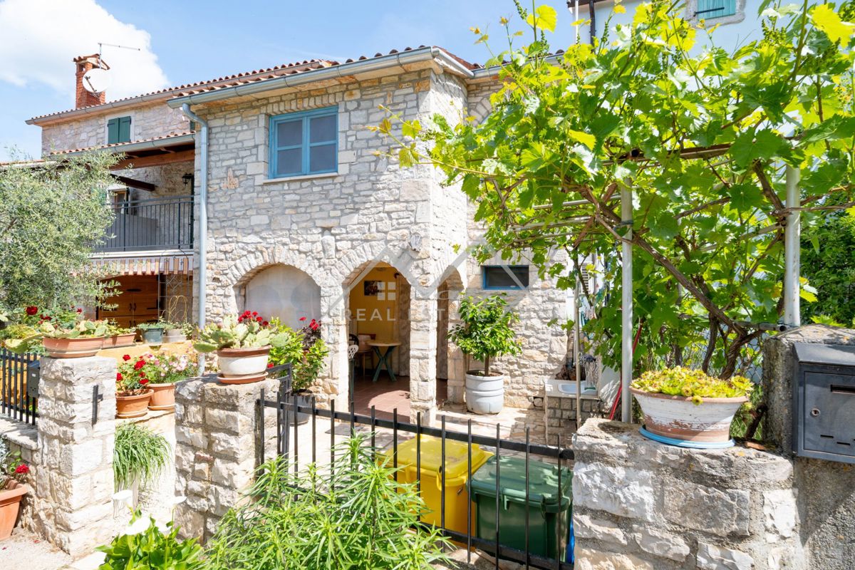 Poreč okolica, kamena kuća u nizu 