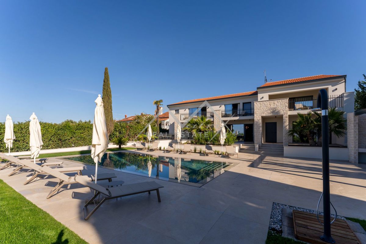 Poreč, moderna vila s bazenom i panoramskim pogledom blizu mora