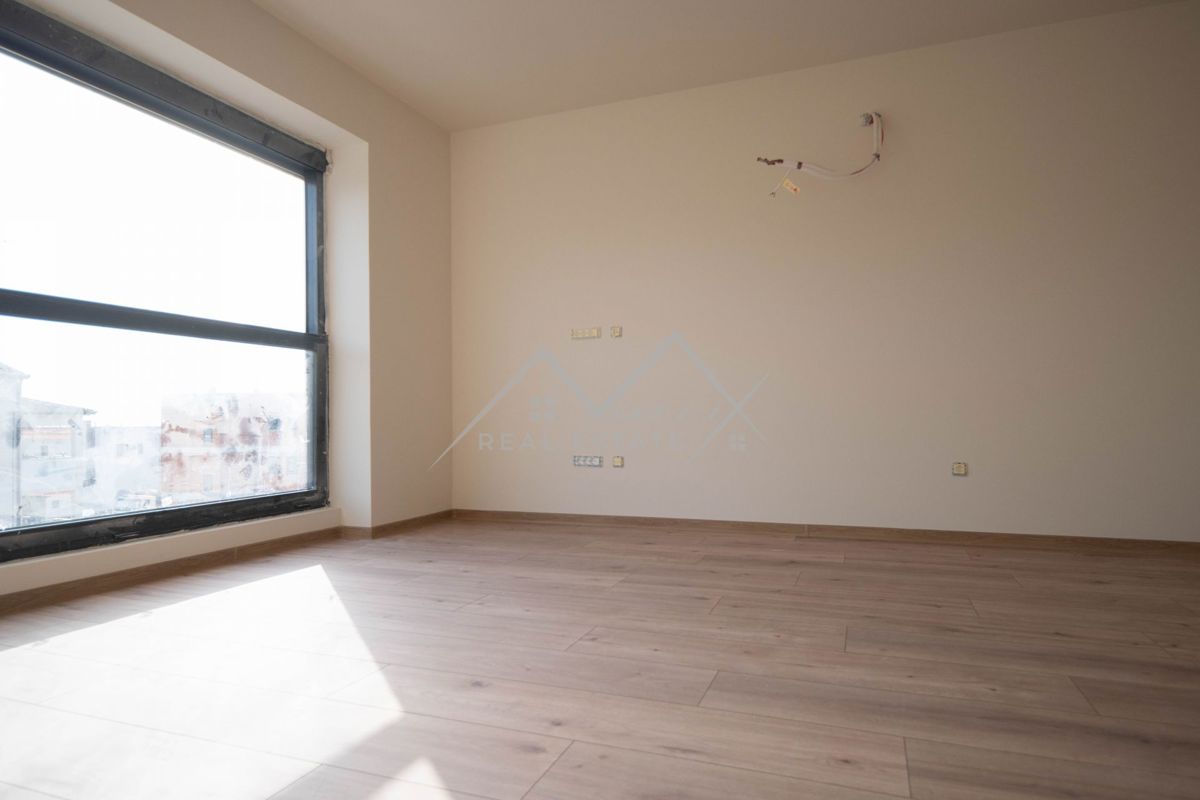 Poreč, stan s pogledom na more i garažom 