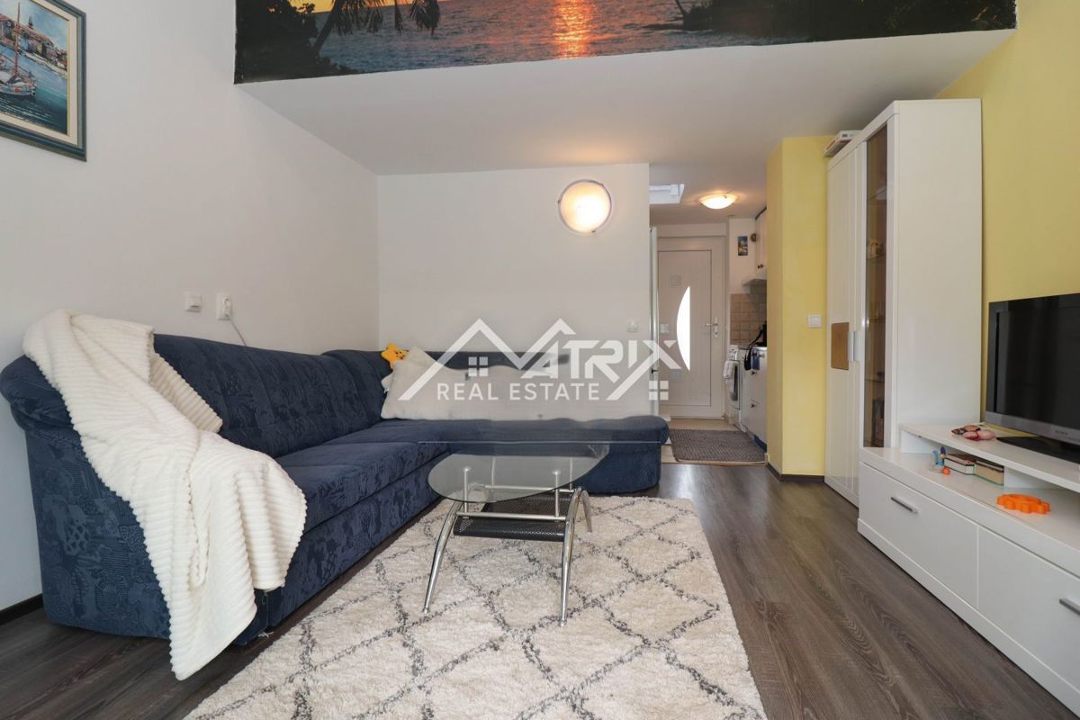 Poreč okolica jednosoban stan s terasom, 150 m od mora 