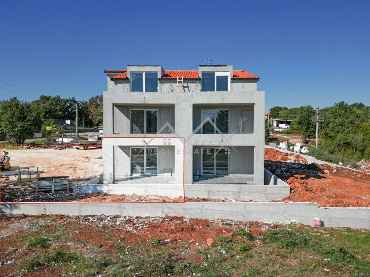 Poreč okolica, stan u prizemlju s prostranim dvorištem novogradnja