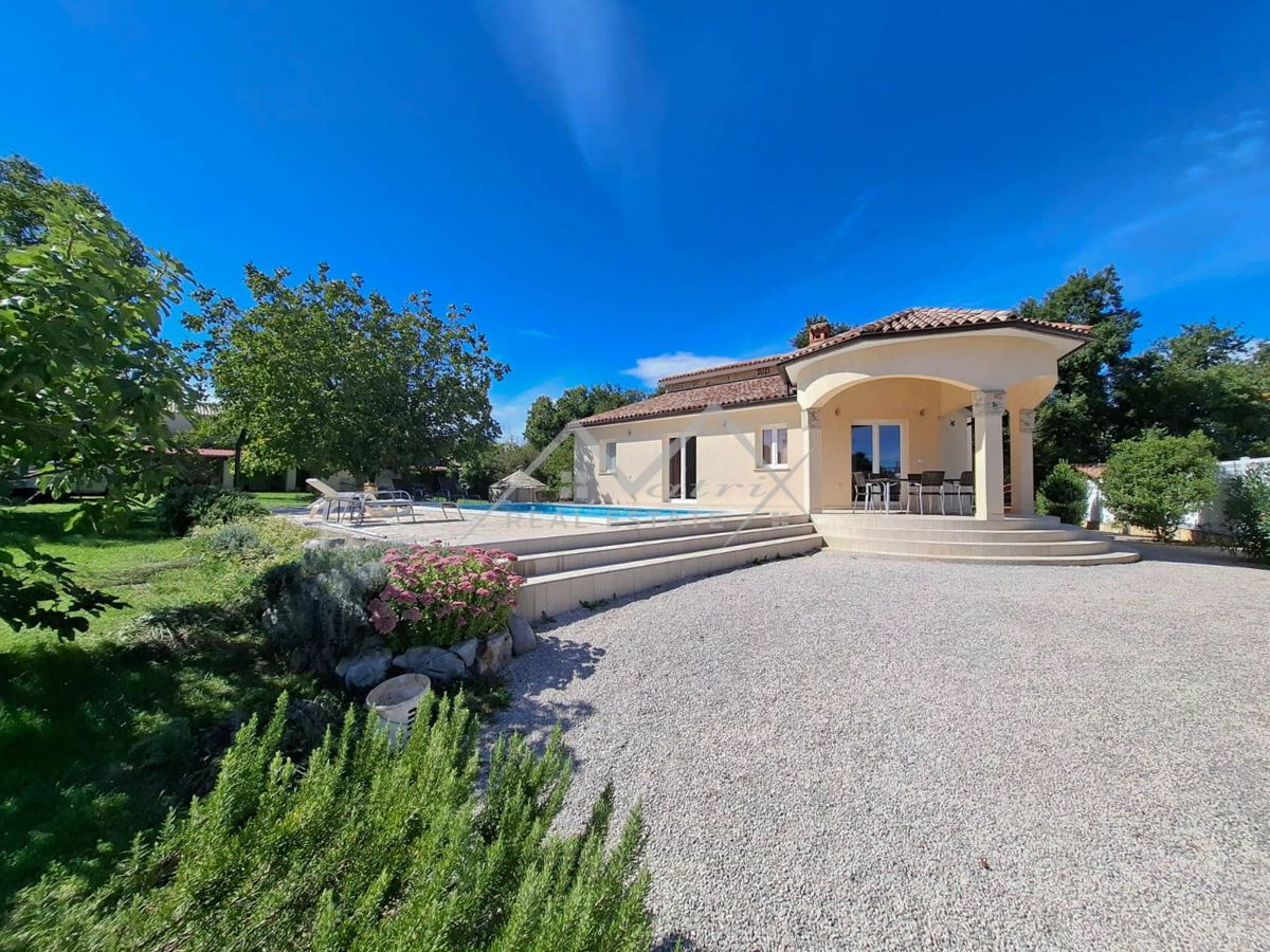 Poreč okolica, Elegantna prizemnica s bazenom i velikom okućnicom 