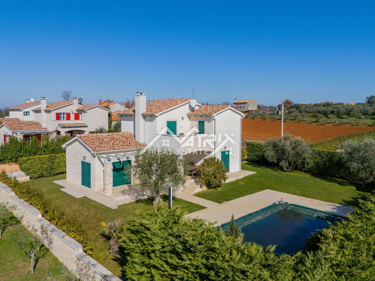 Poreč okolica, Kuća s bazenom na odličnoj lokaciji u prirodi