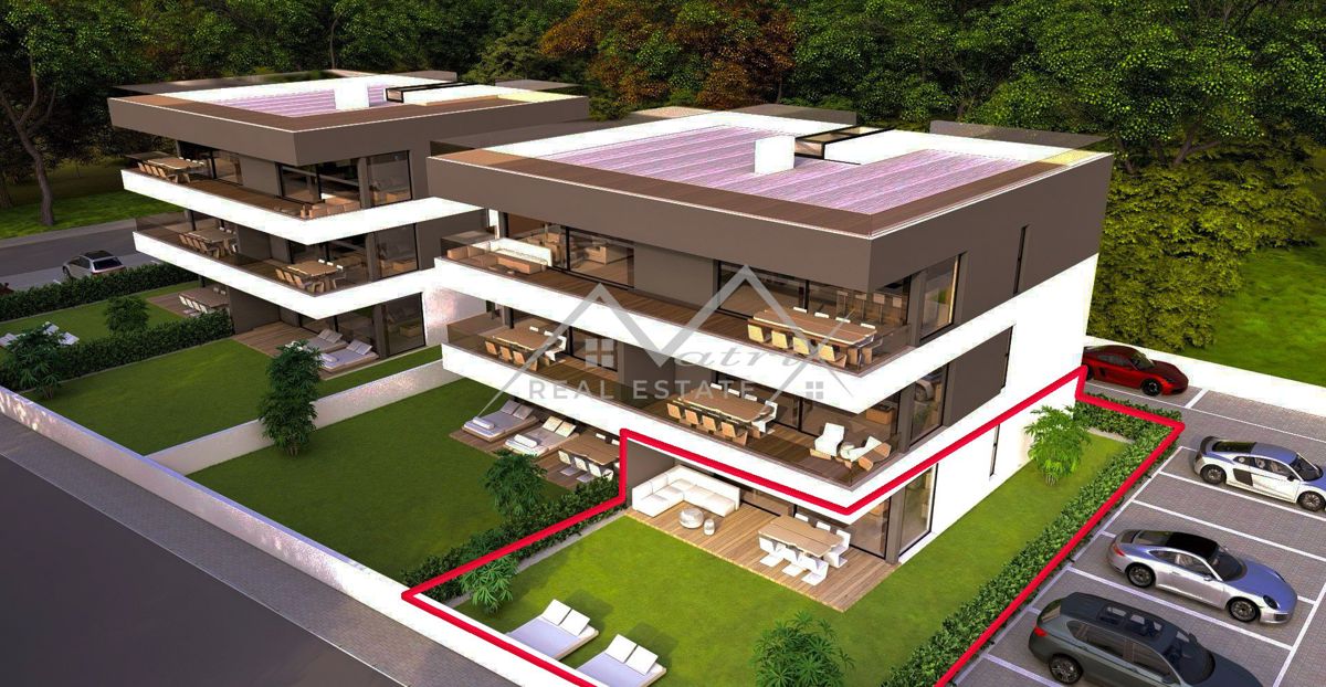 Poreč, moderan stan s velikom okućnicom 