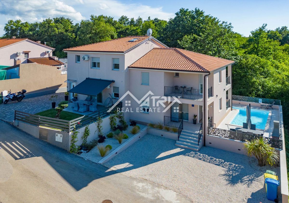 Poreč okolica: Hiša z bazenom na mirni lokaciji