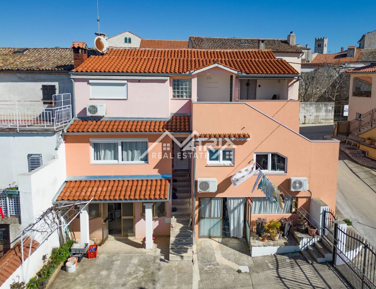 Poreč okolica, kuća sa 4 stana i pogledom na more