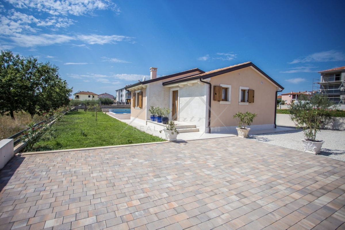 Poreč okolica, šarmantna kuća sa bazenom i velikim dvorištem