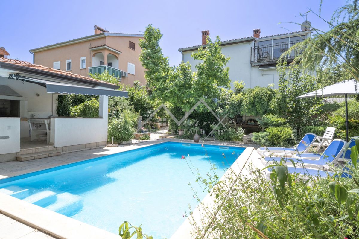 Poreč, šarmantna kuća sa bazenom okružena prirodom