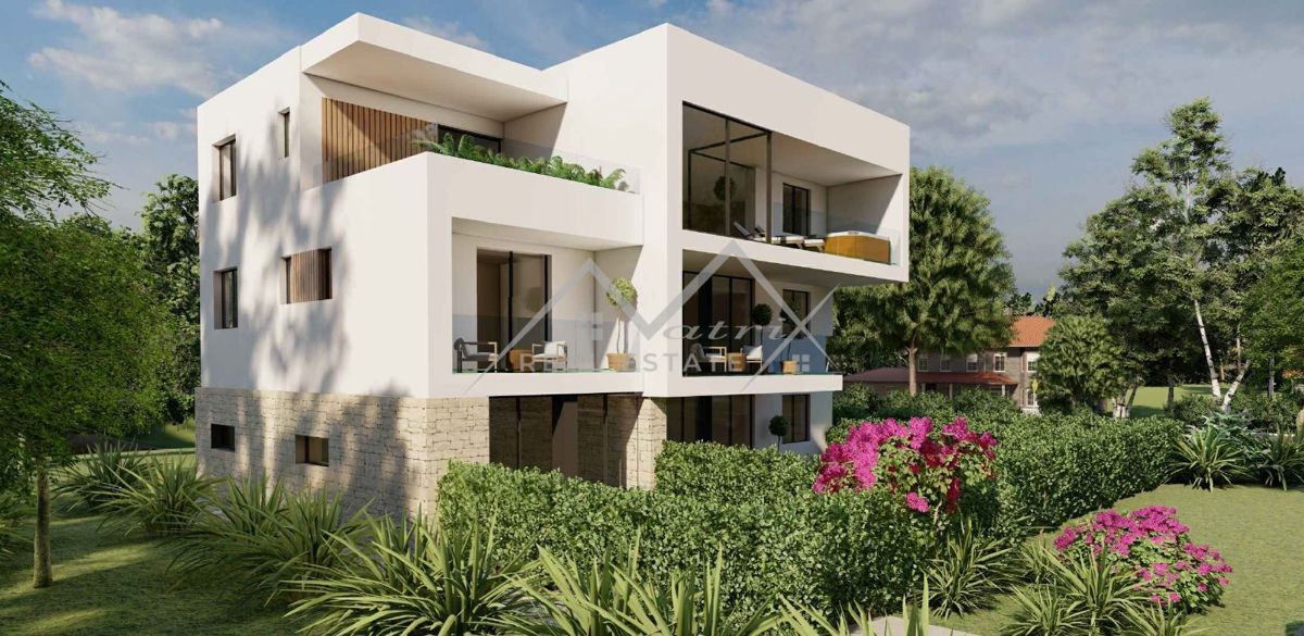 Poreč, stan na tri etaže sa vrtom 800 metara od mora